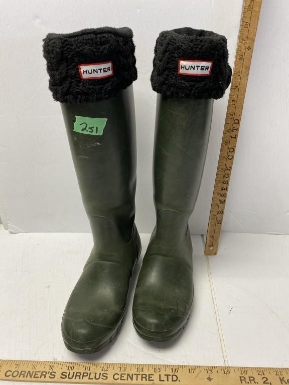 Hunter boots size women’s 8