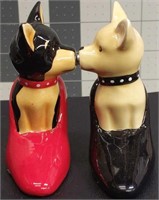 Magnetic Salt & pepper shakers kissing dogs