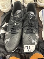Under armor sprint cleats with no spikes size 9.5