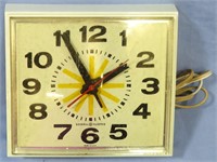 VINTAGE GE 120V WALL CLOCK