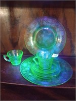 Mixed patterns of green depression uranium glass