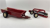 ERTL MANURE SPREADER & RAKE 1/16 SCALE