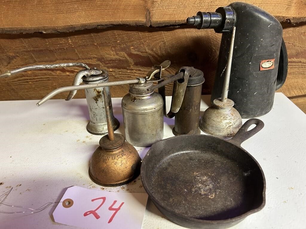ASSORTMENT OF OIL CANS & CAST IRON FRYING PAN