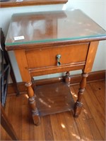 Great single drawer side table. Approx 29 inches