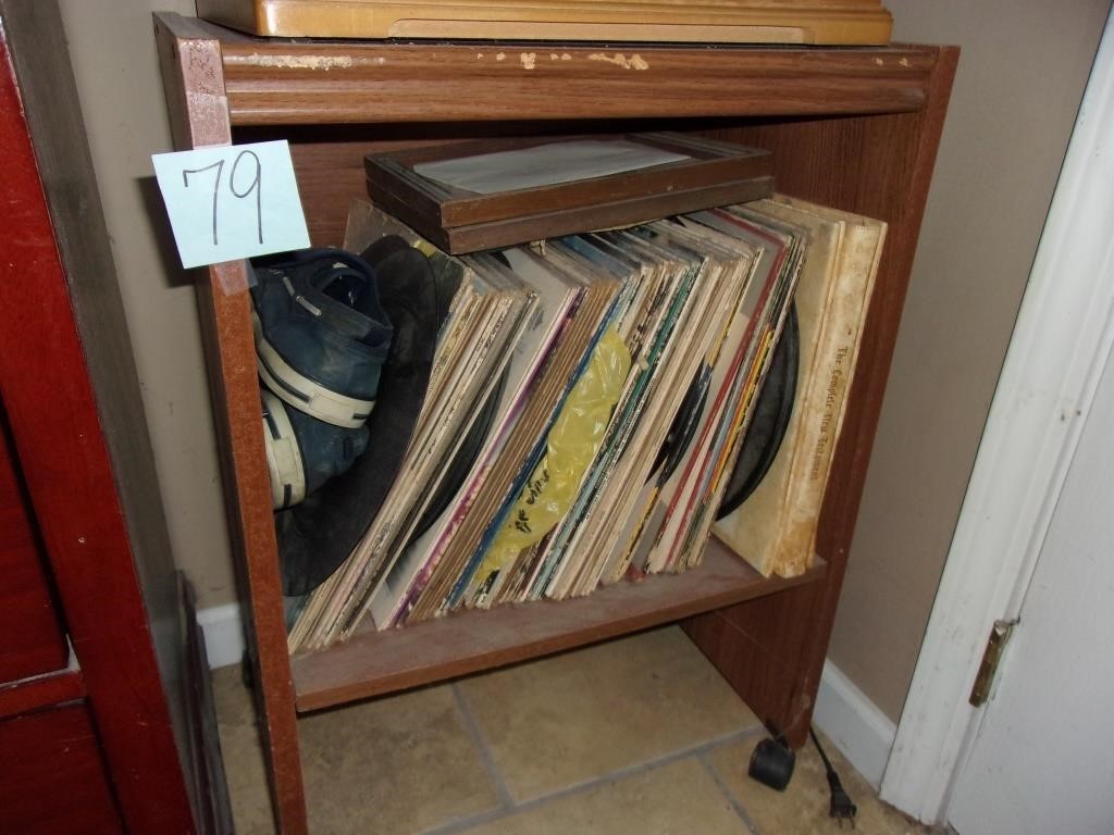 SMALL TABLE AND RECORDS