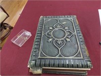 Antique photograph album w/many photos.