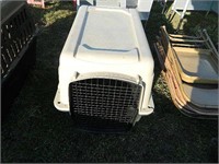 WHITE DOG KENNEL