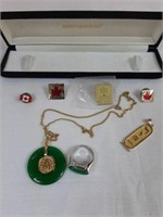 ASSORTED COSTUME JEWELLERY / LAPEL PINS / NECKLACE