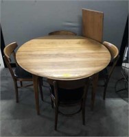 SHELBY WILLIAMS SOLID PECAN TABLE/4 CHAIRS