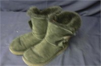PAIR OF UGG BOOTS SIZE 7 WOMENS