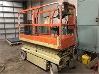 JLG 2032E2 Scissor Lift, Electric, Solid Tires