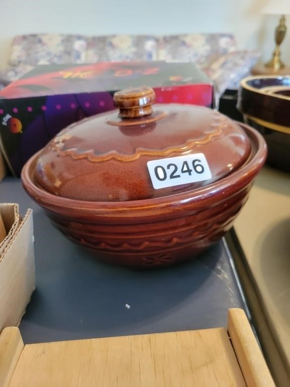 Brown Stoneware Casserole Dish w/Lid