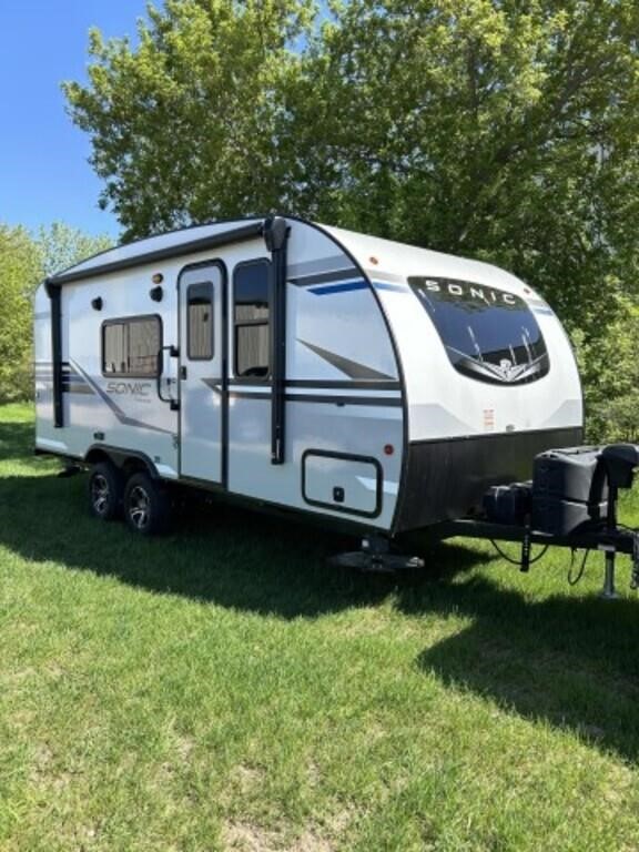 2021 Sonic 190VRB Camper. Like New condition.
