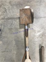 Short-handled flat shovel and round-point shovel