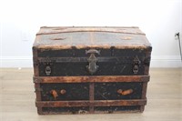 ANTIQUE STEAMER TRUNK & CONTENTS