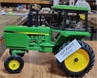 ERTL JOHN DEERE TRACTOR