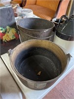 2 metal pots