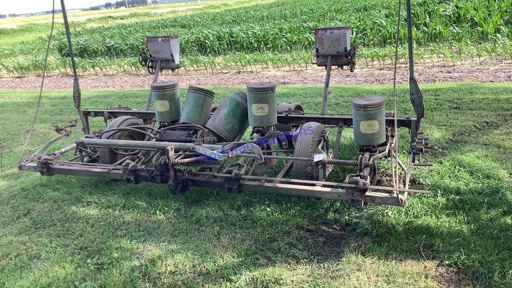 John Deere 490 4 row wide, planter