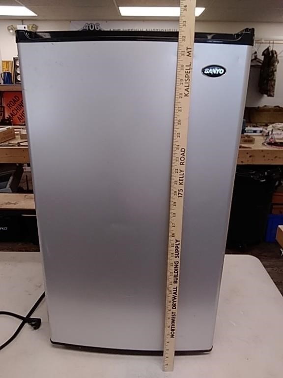 Sanyo mini fridge