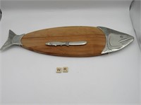 WOODEN AND METAL FISH SERVING TRAY WITH SPREADER