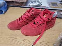 RED NIKES SIZE 8