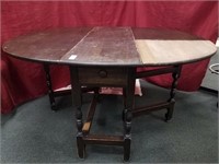 Mahogany gate leg tavern table 29”x47”x54 need