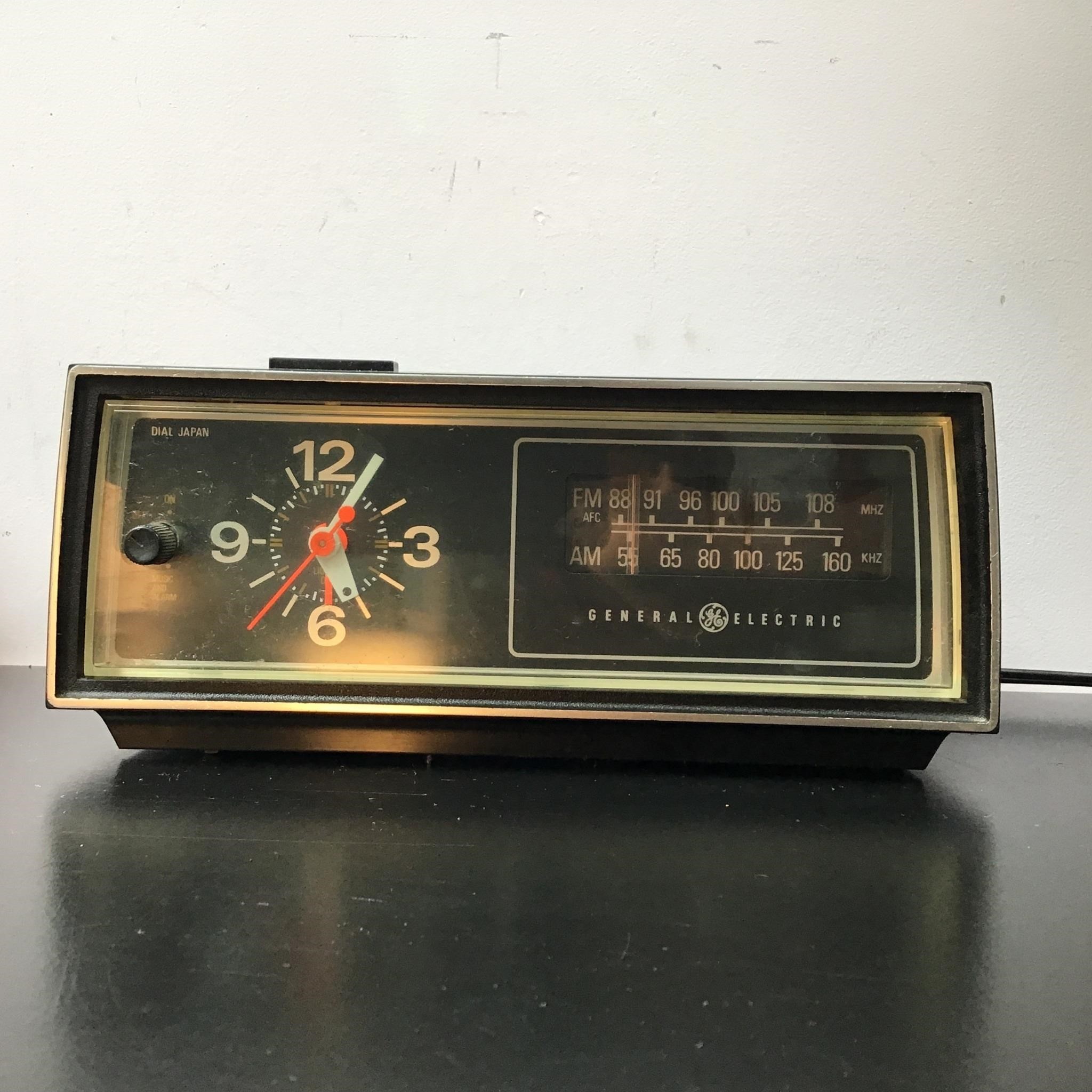 VINTAGE ALARM CLOCK RADIO