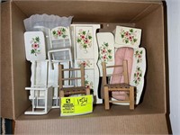 BOX OF MATCHING DOLL HOUSE FURNITURE