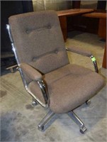 NICE CLOTH OFFICE CHAIR ON CASTERS