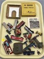 GROUP LOT OF N-SCALE TRAIN CARS & ACCESSORIES