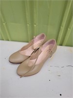 PAIR OF CAPREZIO TAP SHOES, SIZE 9 W, GENTLY WORN