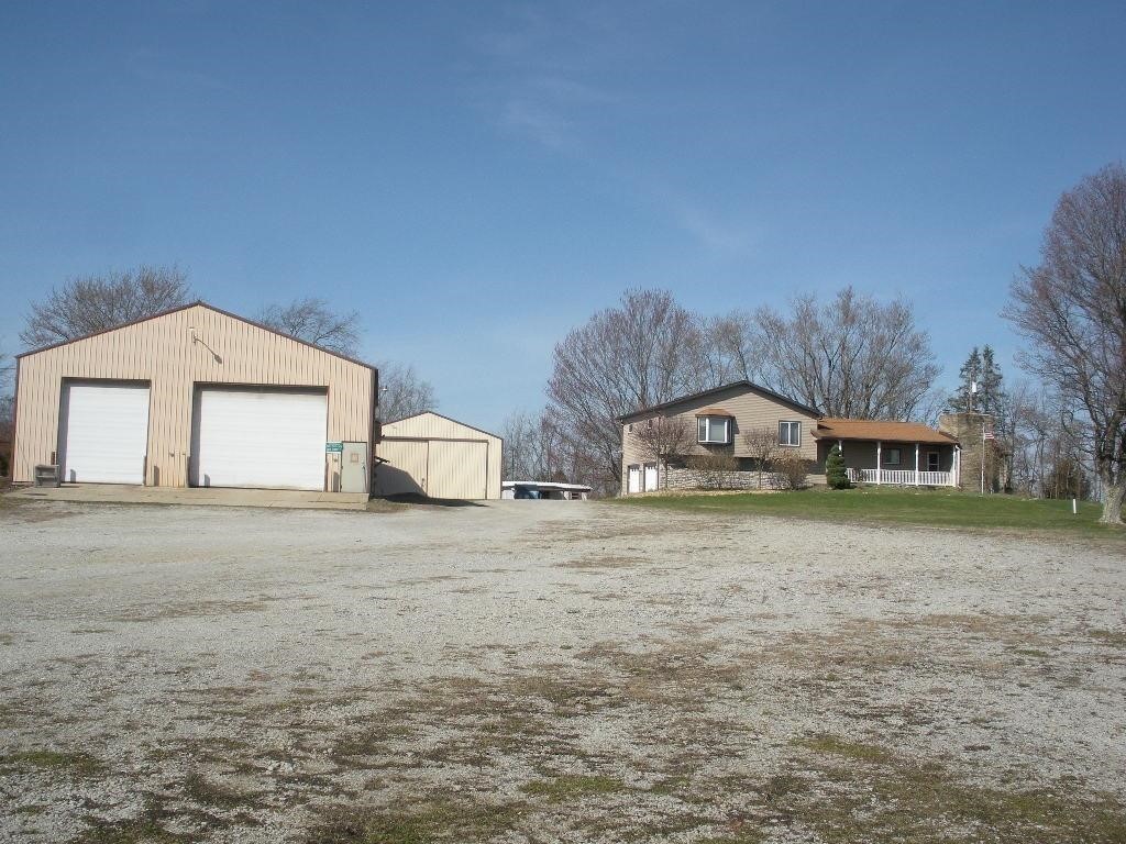 REAL ESTATE AUCTION House -Commerical Garages- 4.9 Acres