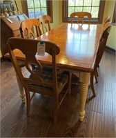 Broyhill Farm Style Kitchen Table w Chairs