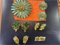 Green flower set and rhinestone earrings