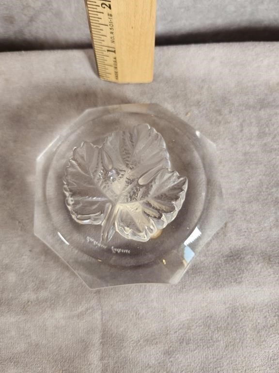 SIGNED LALIQUE CRYSTAL LEAF PAPER WEIGHT