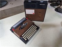 VTG Royal Fleetwood "Swinger" Typewriter w/Radio