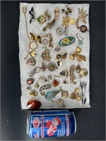 FLAT LOT OF COSTUME JEWELRY BROOCHES