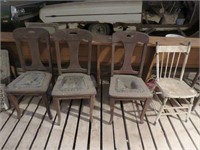 FOUR ANTIQUE WOODEN CHAIRS