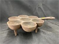 Cast Metal 7 Muffin Footed Pan