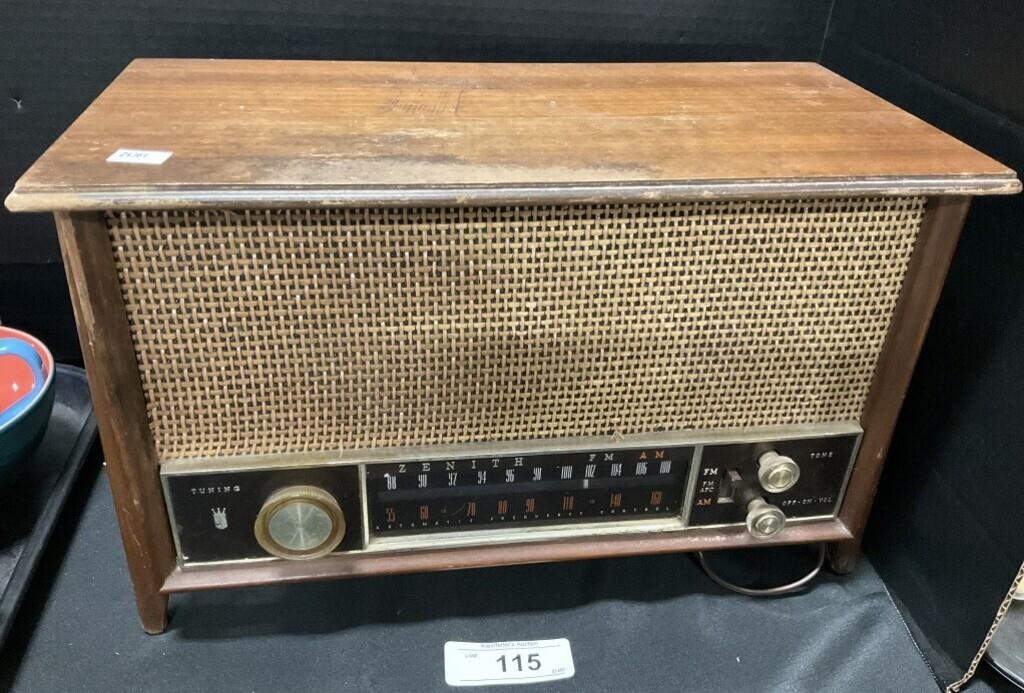 Vintage Zenith Tabletop AM/FM Radio.