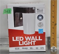 Dusk to Dawn LED wall light (plastic)