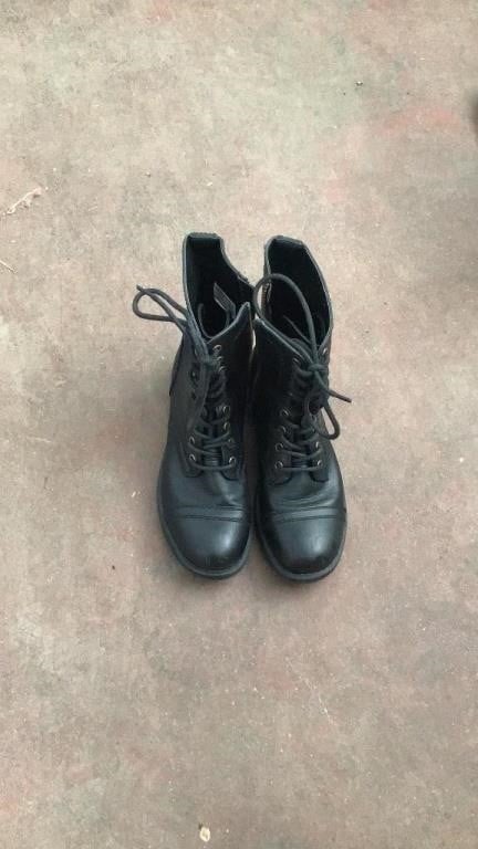 Woman’s black boots size 7