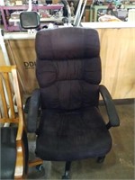 Black office chair. 43x27x23 clean.