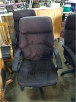 Black office chair. 43x27x23 clean.