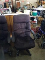 Black office chair. 43x27x23 clean.