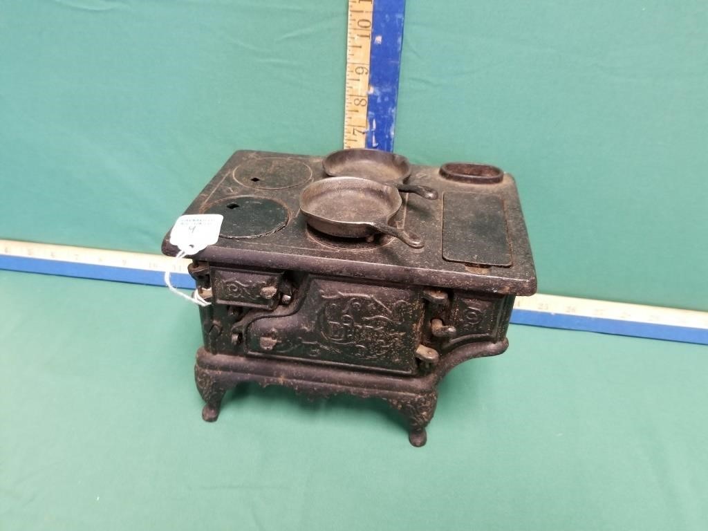 VINTAGE CAST IRON TOY STOVE (BIRD)