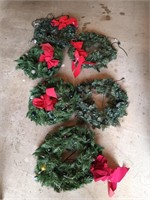 6 illuminated Christmas wreaths