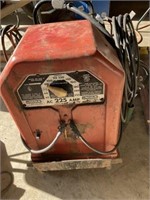 LINCOLN ARC WELDER 225AMP ON CART WITH TWO