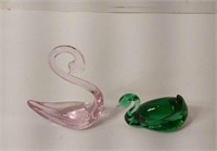 2 Handmade Glass Swans 1 W/P8lgrim Label. U16A