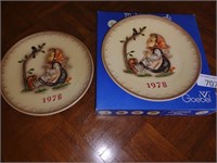 (2) 1978 M.J. Hùmmel Hand Painted Decorative